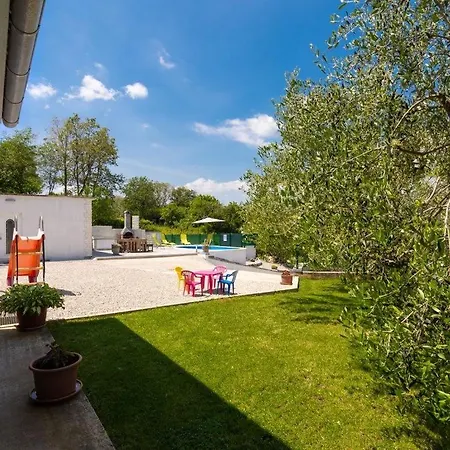 Relaxing Holiday House With Pool *