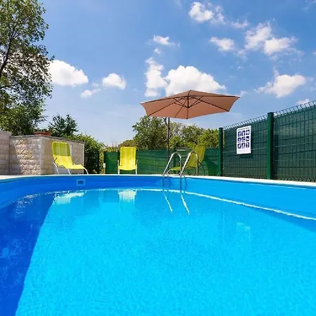 Relaxing Holiday House With Pool