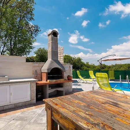 Relaxing Holiday House With Pool Hébergement de vacances *