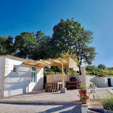 Relaxing Holiday House With Pool