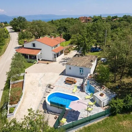 Relaxing Holiday House With Pool