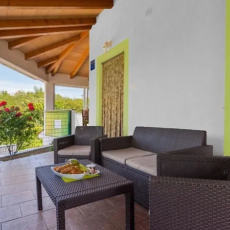 Relaxing Holiday House With Pool *